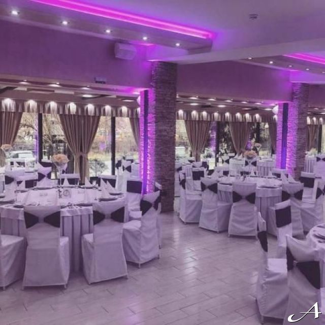 Restoran Košuta - prazni stolovi i stolice