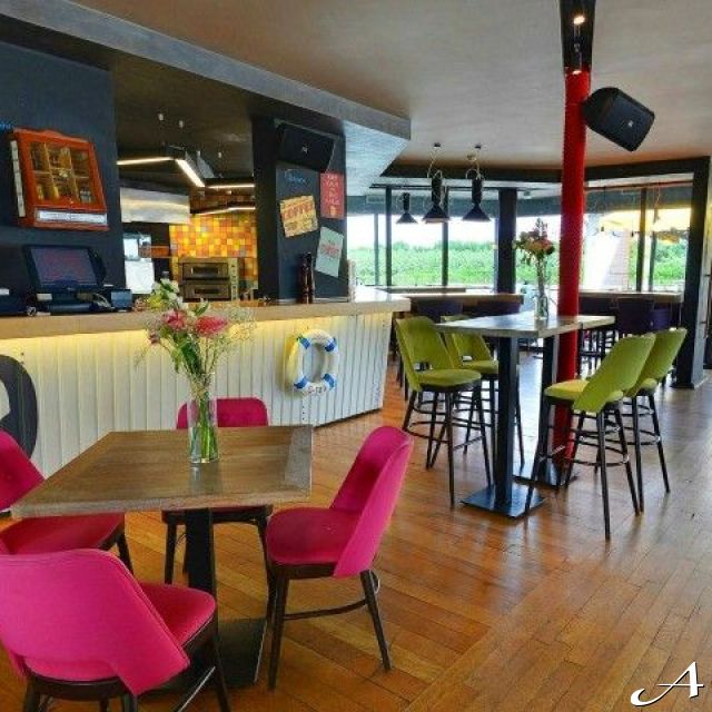 Splav restoran - sto i stolice