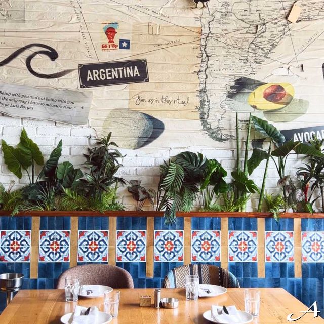 Toro Latin GastroBar - sto i zid