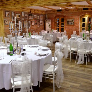 Doček Nove godine - prazni stolovi u restoranu