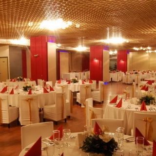 Restoran Beko - prazni stolovi i dekor