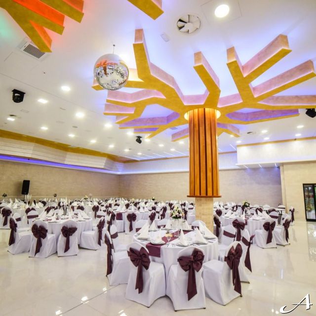 Event centar - dekorisane stolice