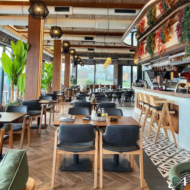 Restoran Dolly Bell Java - prazne stolice i stolovi