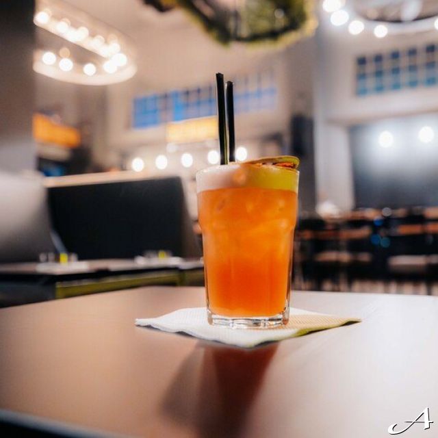 Kafana Druga Kuća - koktel na stolu