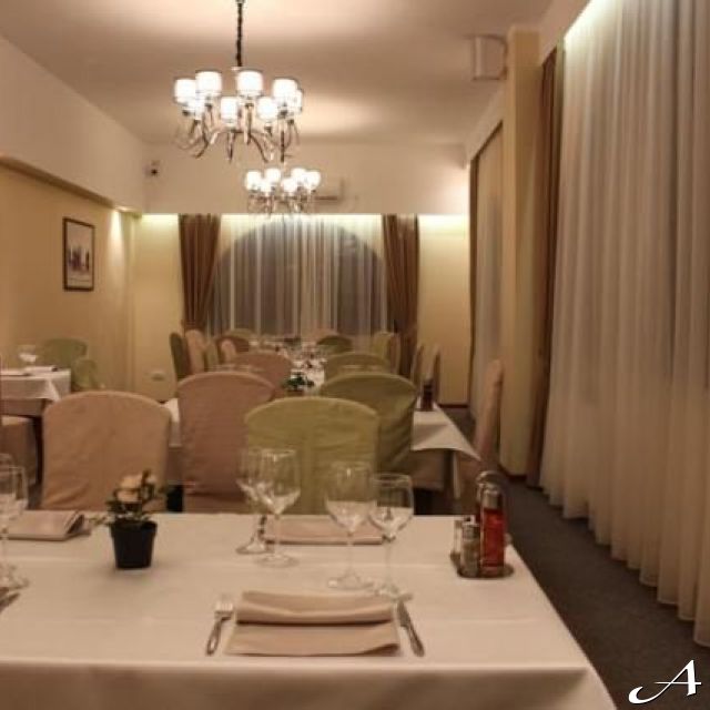 Restoran Golf - elegantno uređene stolove