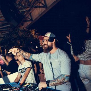 Splav Lasta - DJ pušta muziku