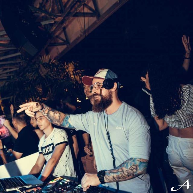 Splav Lasta - DJ pušta muziku