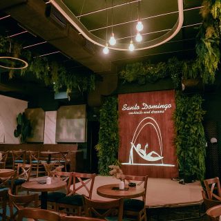 Klub Santo Domingo - enterijer sa stolovima