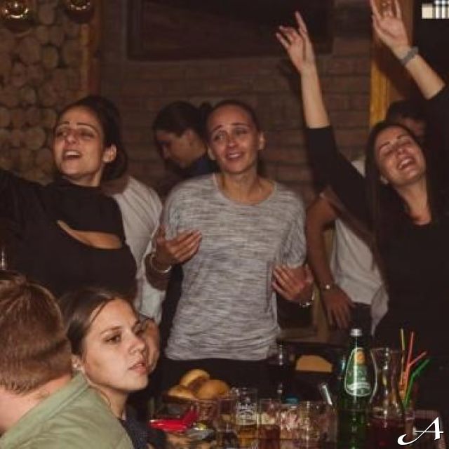 Kafana Barberi - ljudi pevaju i igraju