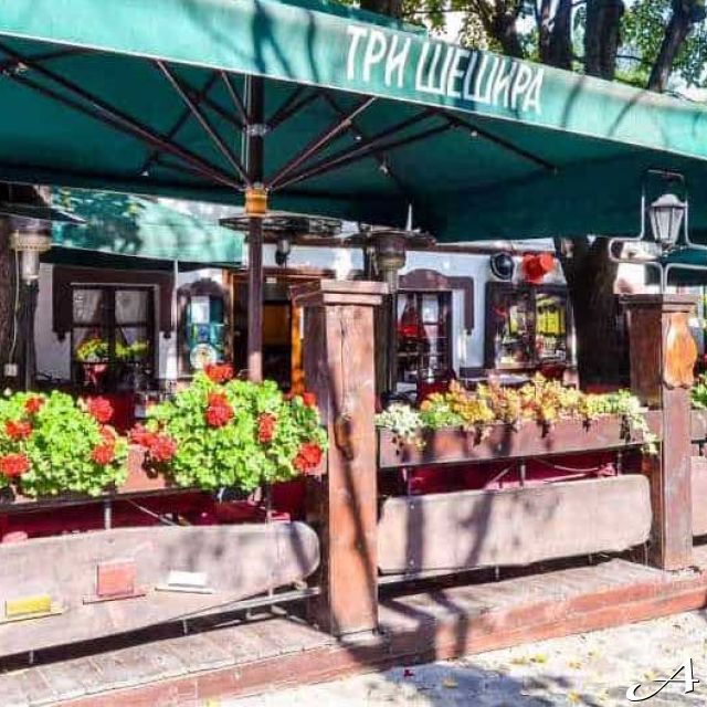 Restoran Tri Šešira - bašta sa cvećem