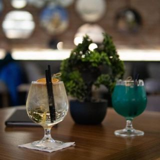 Premium club Luxura - kokteli na stolu