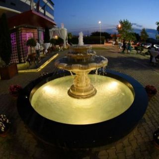 Doček Nove godine - osvetljena fontana noću