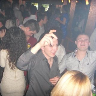 Splav klub restoran Pirana - ljudi na žurci