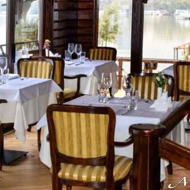 Restoran Bahus Inn - prazni stolovi i stolice