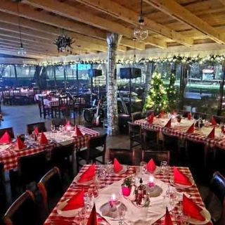 Restoran Bakara - prazni stolovi sa dekoracijom