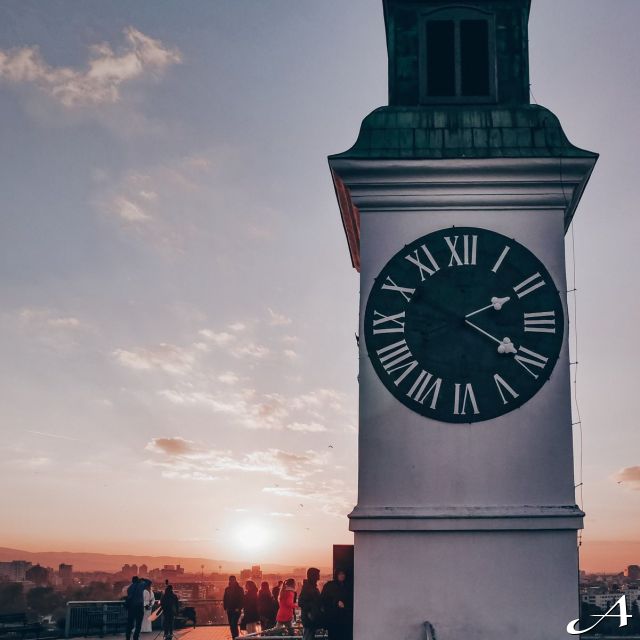 Doček Nove godine - sat na trgu