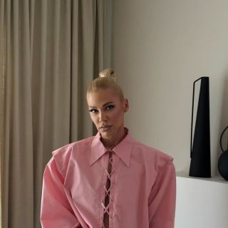 Nova godina - žena u roze košulji