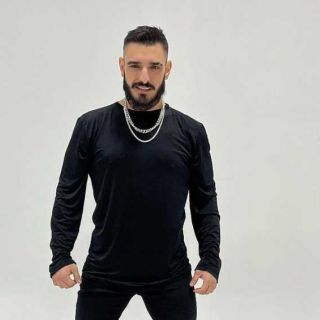 Pevač - stoji u crnoj odeći