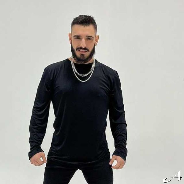 Pevač - stoji u crnoj odeći