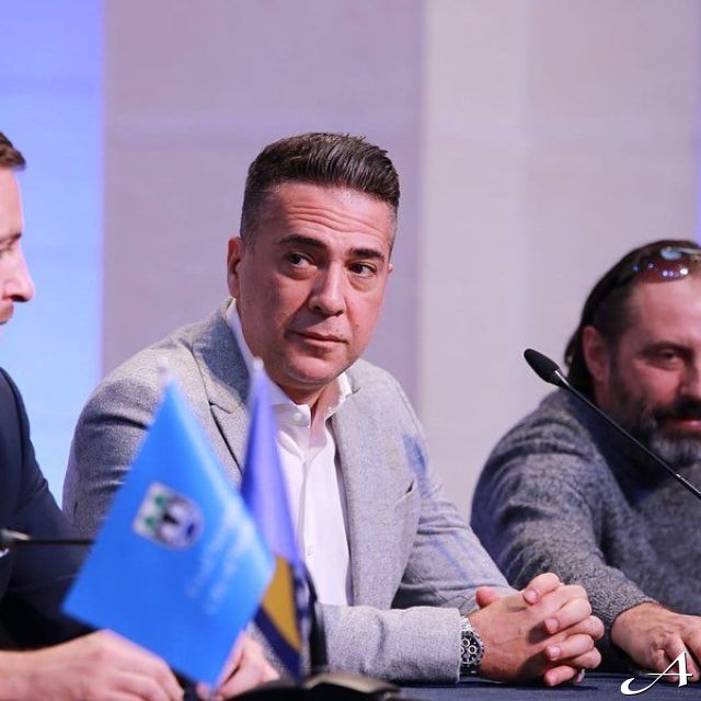 Muzičar na konferenciji za novogodišnji događaj