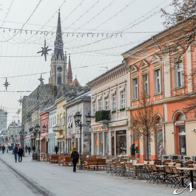 Doček Nove godine - prazna ulica i kafići