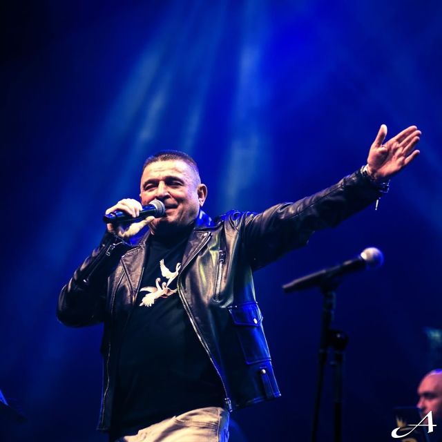 Nova godina - pevač na sceni
