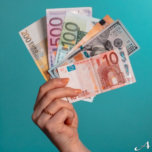 Doček Nove godine - novčanice u ruci