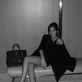 Nova godina - žena sedi elegantno