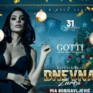 Nova godina - pevačica pozira