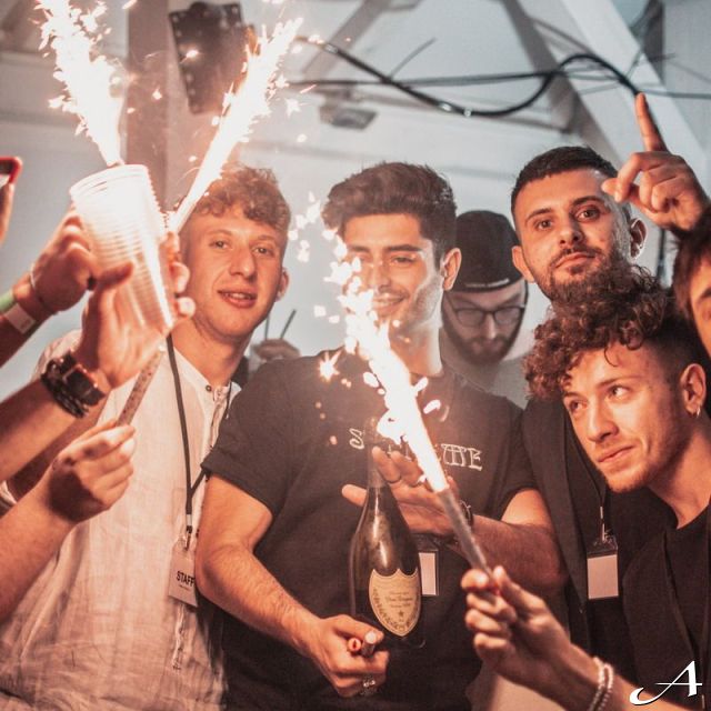 Doček Nove godine - grupa slavi