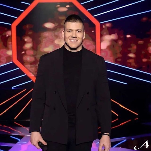 Pevač na sceni - drži mikrofon
