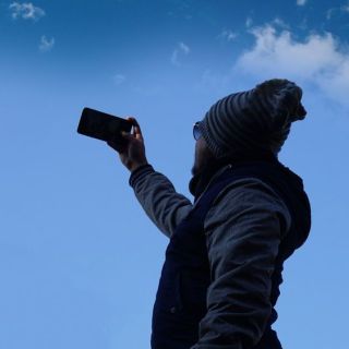 Novogodišnja slika - osoba pravi selfi