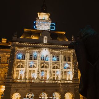 Doček Nove godine - osvetljena zgrada
