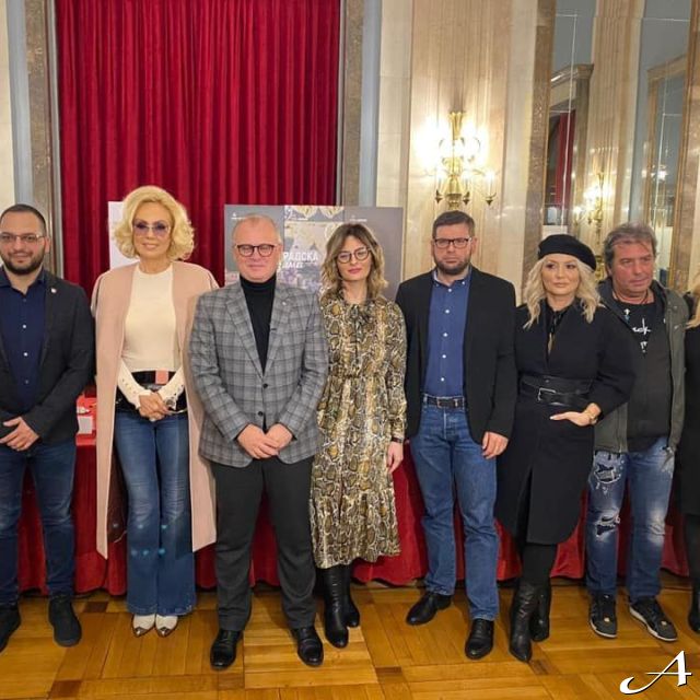 Nova godina Beograd - grupa ljudi stoji