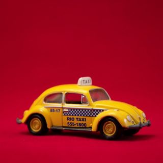 Taksi za Novu godinu - žuti model automobila