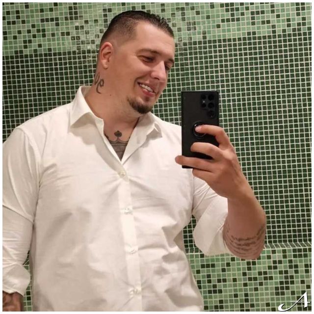 Pevač - selfi u ogledalu