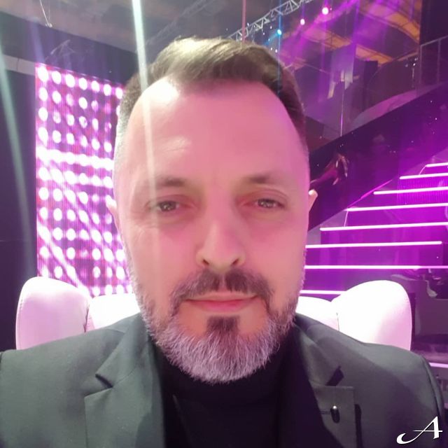 voditelj - portret u studiju