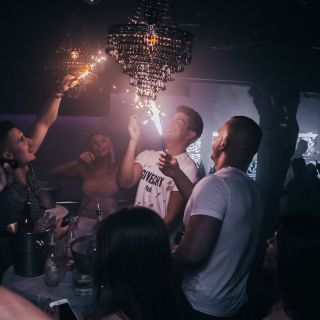 Doček Nove godine - ljudi slave sa bakljama