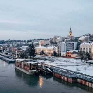 Nova godina u Srbiji - zimski grad i reka