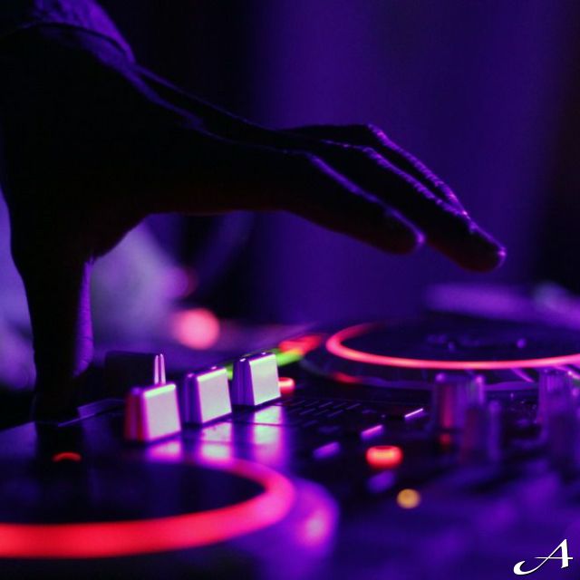 Nova godina - DJ pult sa rukom
