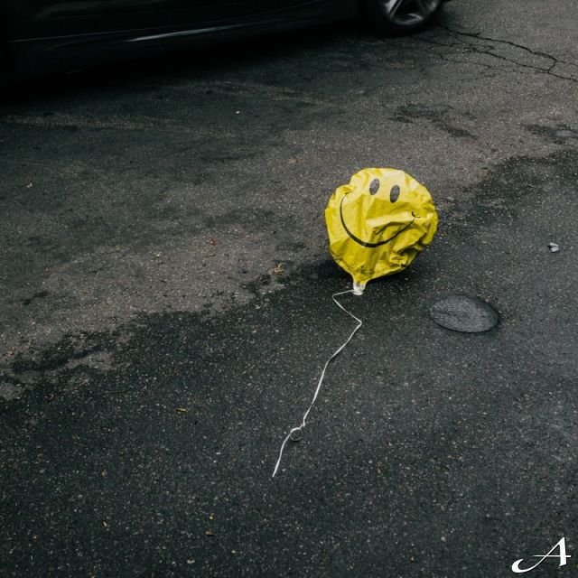 Nova godina - izduvani balon na ulici