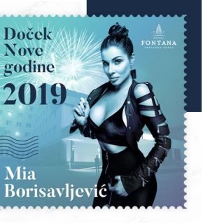 Nova godina - pevačica pozira