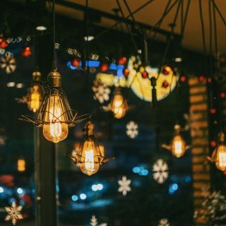 Hosteli za Novu godinu - ukrašene sijalice