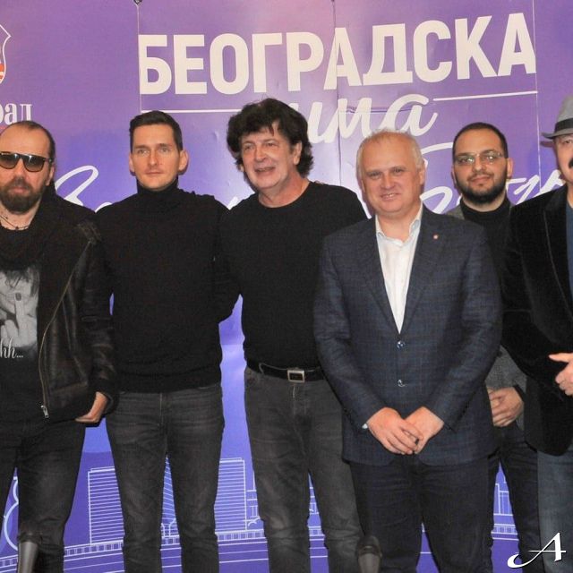 Doček Nove godine - grupa ljudi pozira