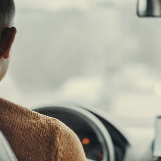 Taksi za Novu godinu - vozač u kolima
