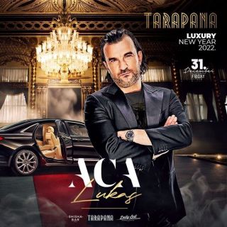 Nova godina - pevač ispred automobila
