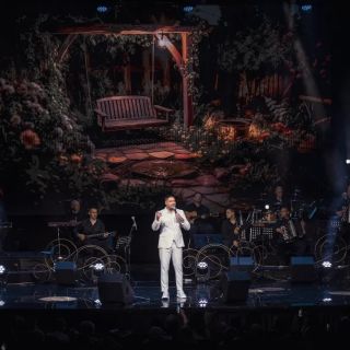 Koncert - pevač na sceni