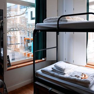 Hostel smeštaj - kreveti pored prozora