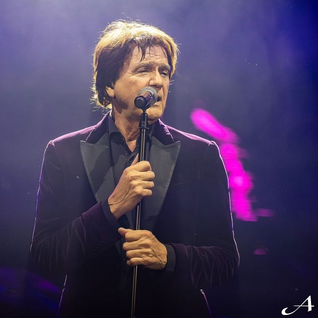 Koncert - pevač na sceni