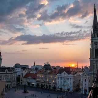 Nova godina u Srbiji - gradski trg u sumrak